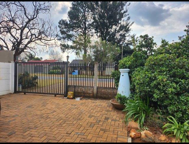 4 BEDROOM HOUSE FOR SALE IN VAN RIEBEECK PARK